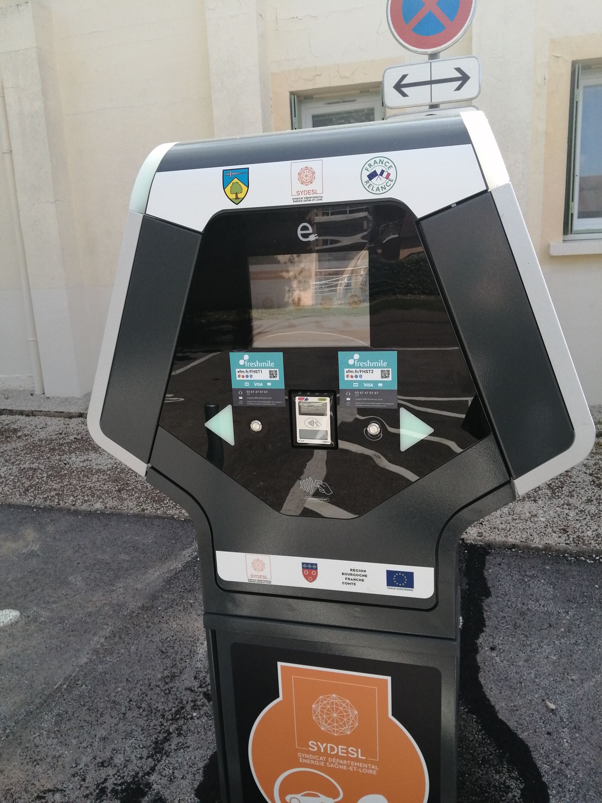 BORNE DE CHARGE POUR VEHICULE ELECTRIQUE place René CASSIN